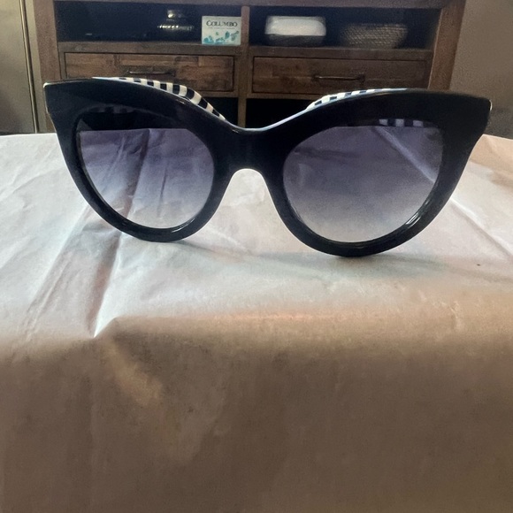 Tommy Hilfiger ladies hoodie and sunglasses - Picture 6 of 6